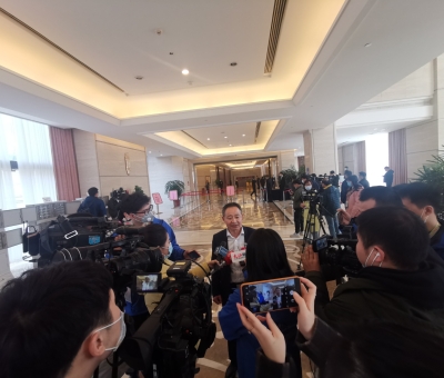 努力推進(jìn)綠色有機(jī)農(nóng)產(chǎn)品、中醫(yī)藥、文化和旅游等產(chǎn)業(yè)重要基地建設(shè) 江西仙客來(lái)董事長(zhǎng)潘新華參加省十三屆人大五次會(huì)議積極建言獻(xiàn)策