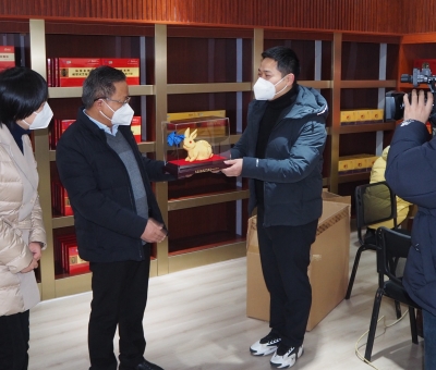 區(qū)政協(xié)主席柳鴻斌等到仙客來(lái)公司走訪慰問(wèn)