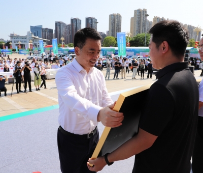 守正創(chuàng)新 不懈前行 仙客來(lái)正式獲授"中華老字號(hào)"牌匾